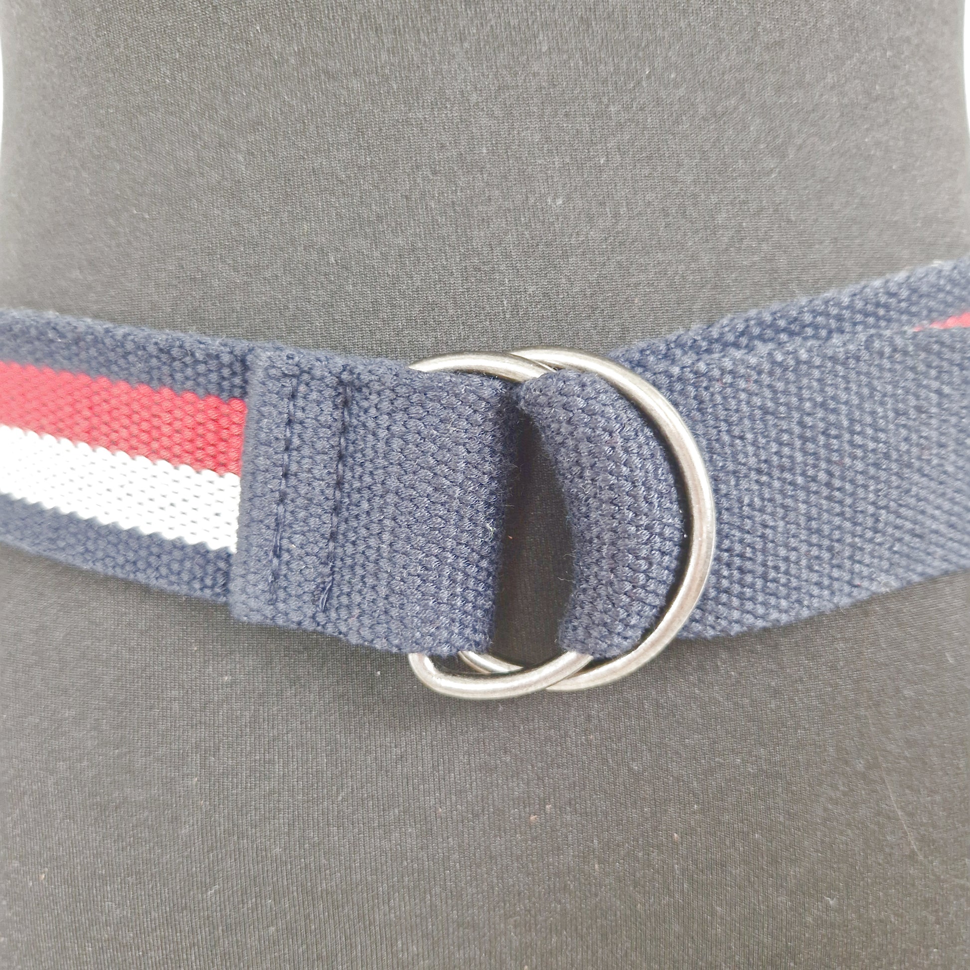 Einzigartiger und nachhaltiger Vintage Gürtel, Ring belt, in blau-rot-weiss. Close-up.
