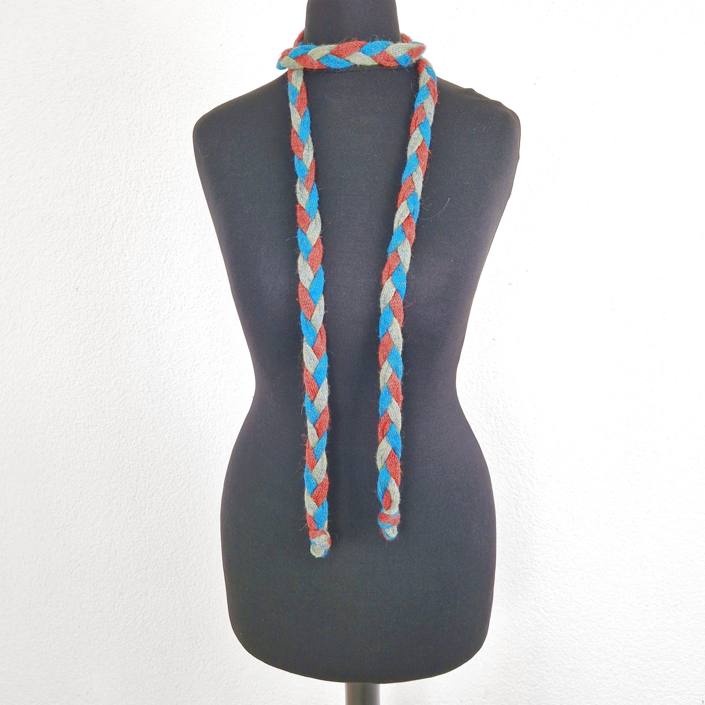 Einzigartiger und nachhaltiger Vintage Bindegürtel oder Schal in braun-türkis-grün mit Zopfmuster. Scarf.