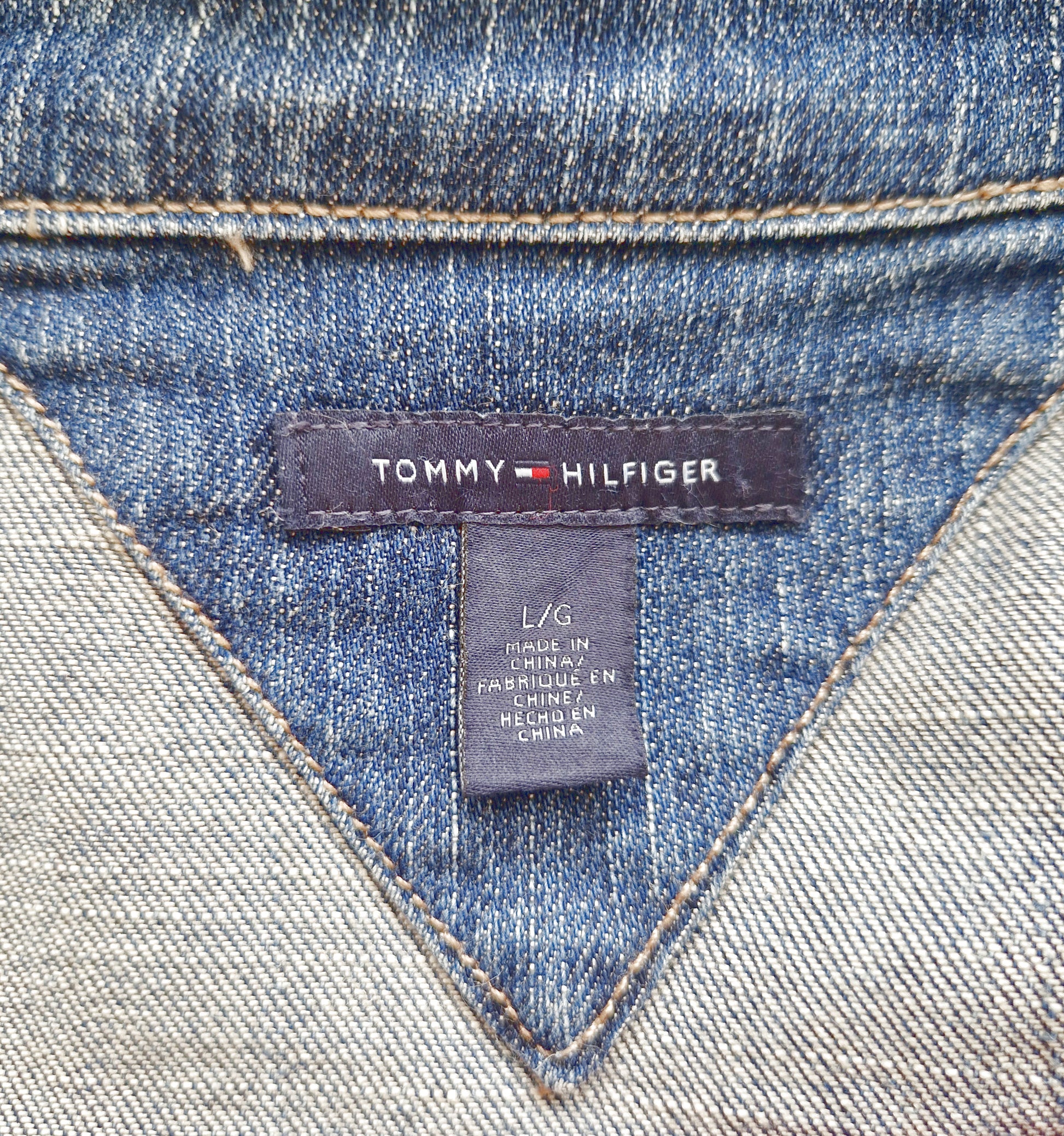 Einzigartige und nachhaltige Jeansjacke in blau von Tommy Hilfiger. Tag.