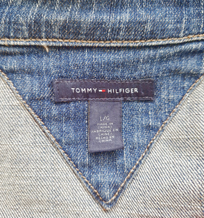 Einzigartige und nachhaltige Jeansjacke in blau von Tommy Hilfiger. Tag.