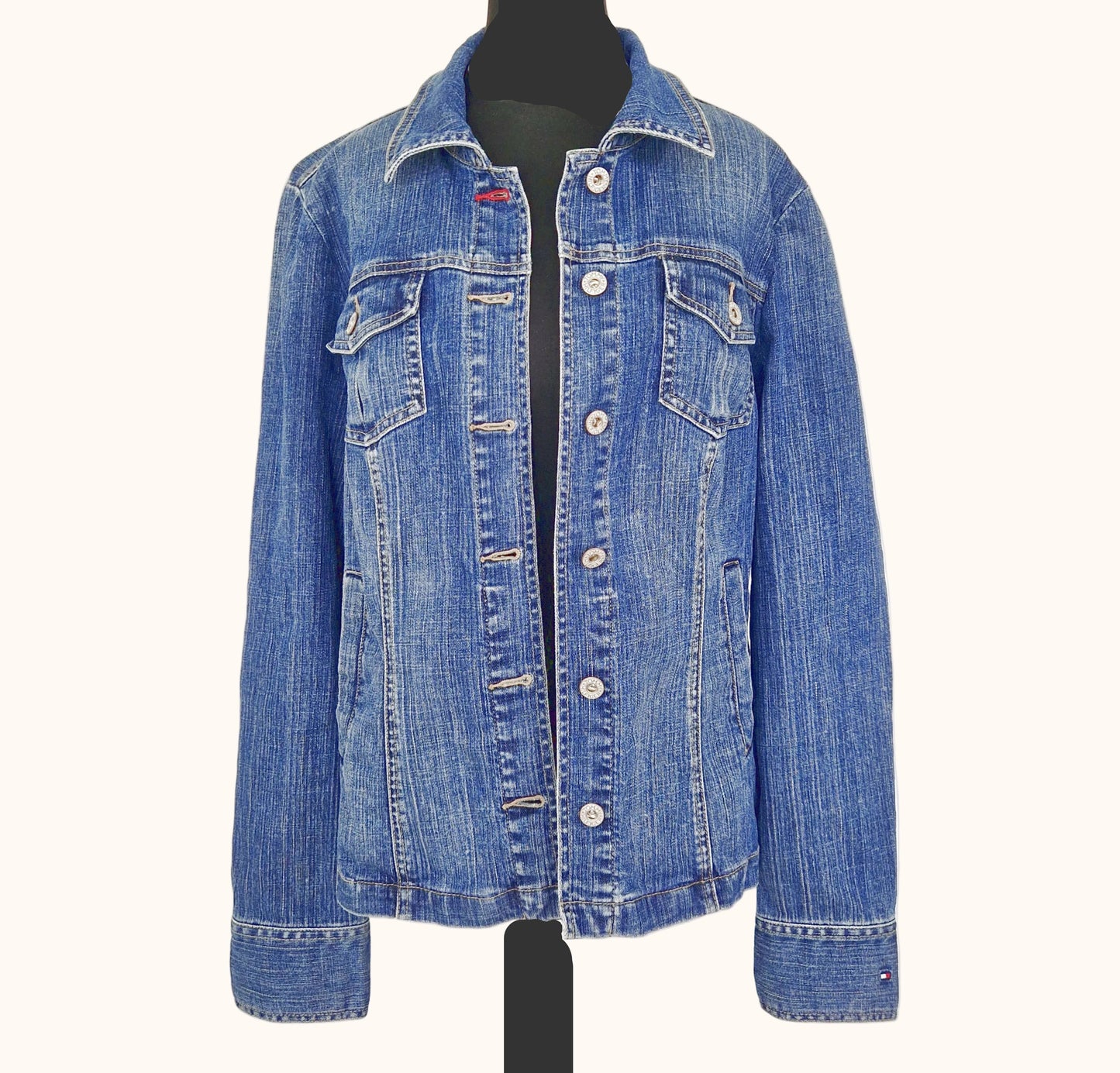Einzigartige und nachhaltige Jeansjacke in blau von Tommy Hilfiger. Front.