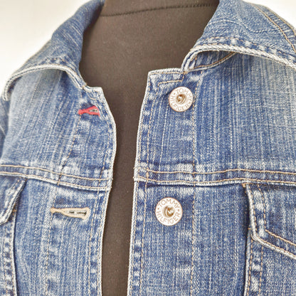 Einzigartige und nachhaltige Jeansjacke in blau von Tommy Hilfiger. Close-up.