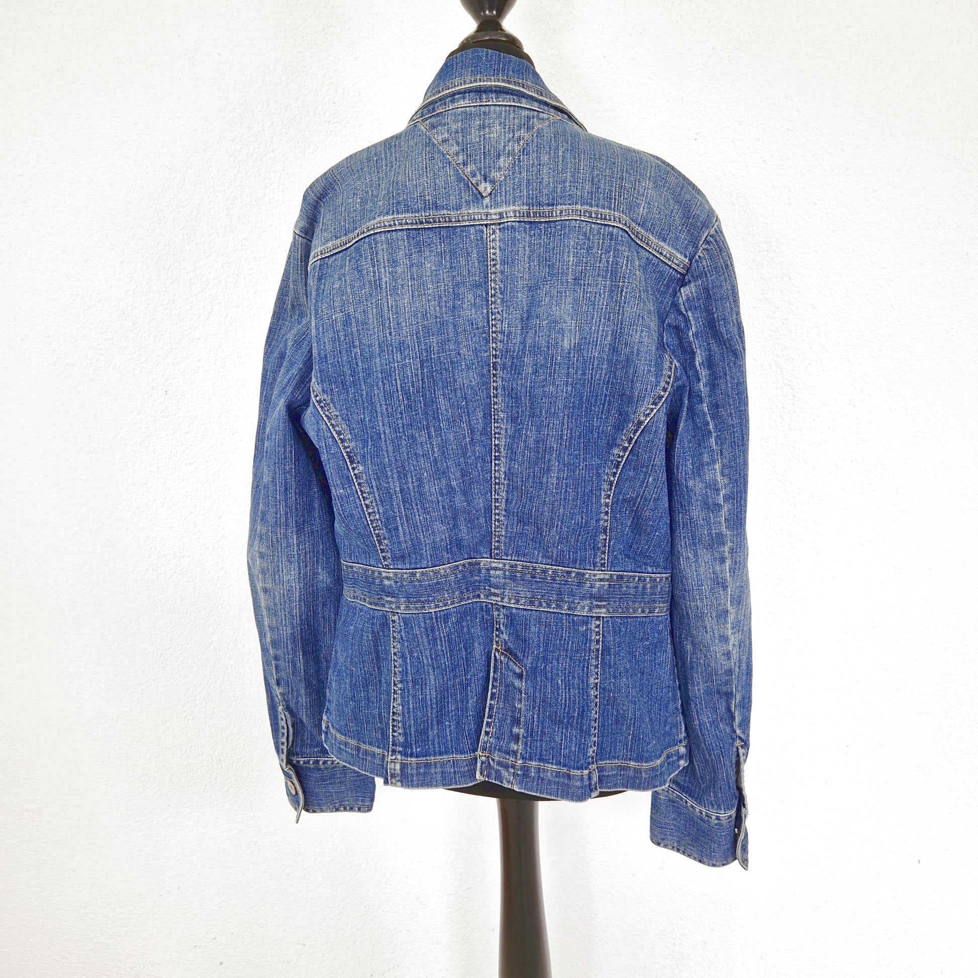 Einzigartige und nachhaltige Jeansjacke in blau von Tommy Hilfiger. Back.