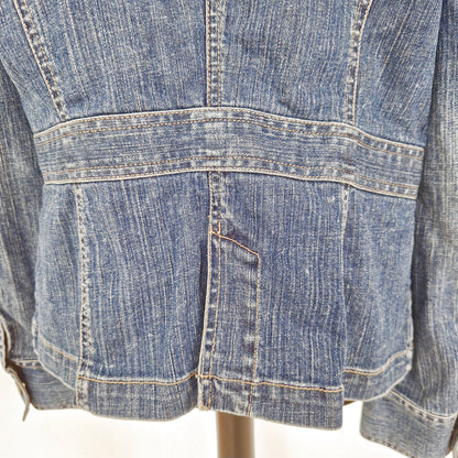 Einzigartige und nachhaltige Jeansjacke in blau von Tommy Hilfiger. Close-up 2.