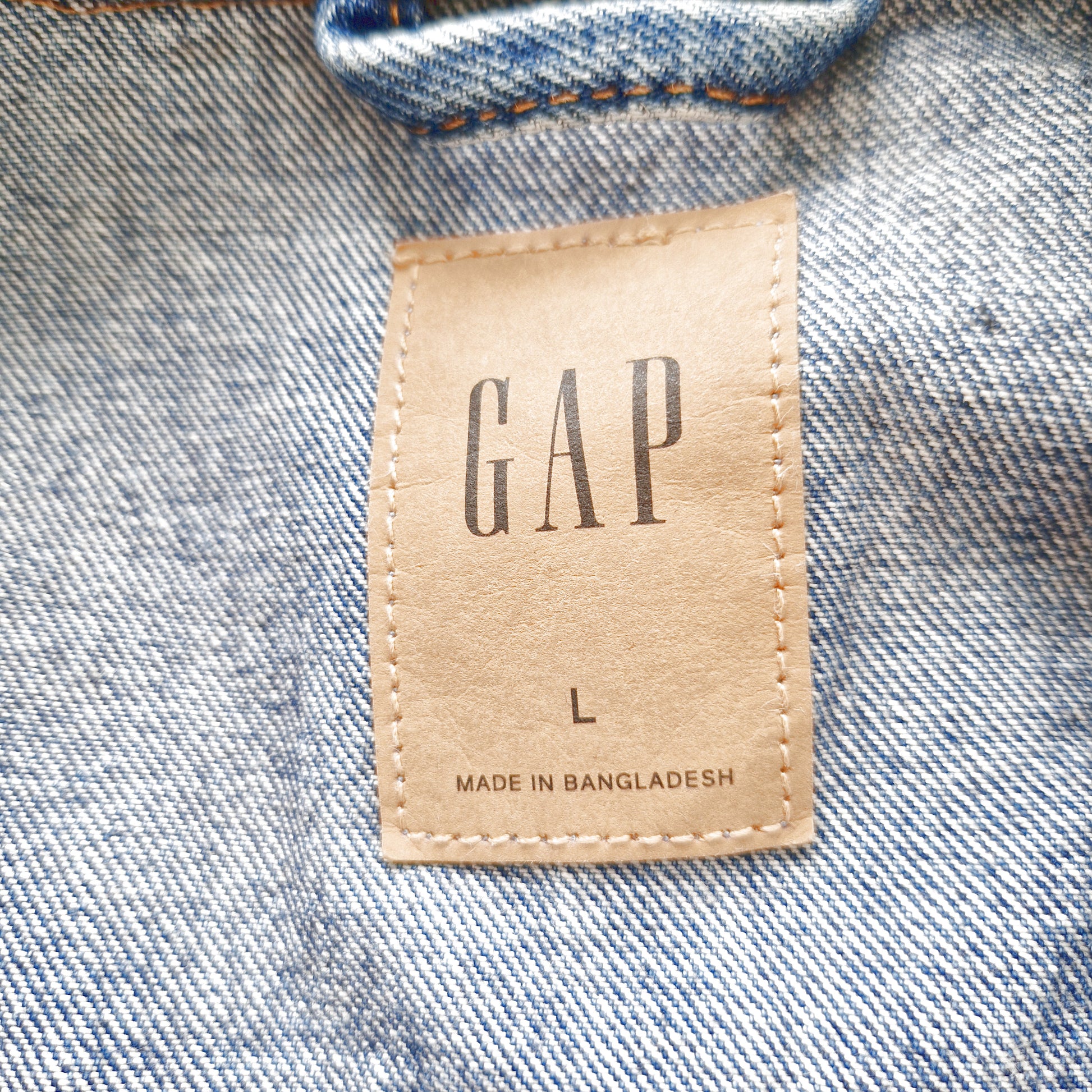 Einzigartige und nachhaltige Vintage Jeansjacke in blau von GAP. Tag.