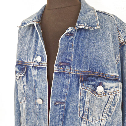Einzigartige und nachhaltige Vintage Jeansjacke in blau von GAP. Close-up.