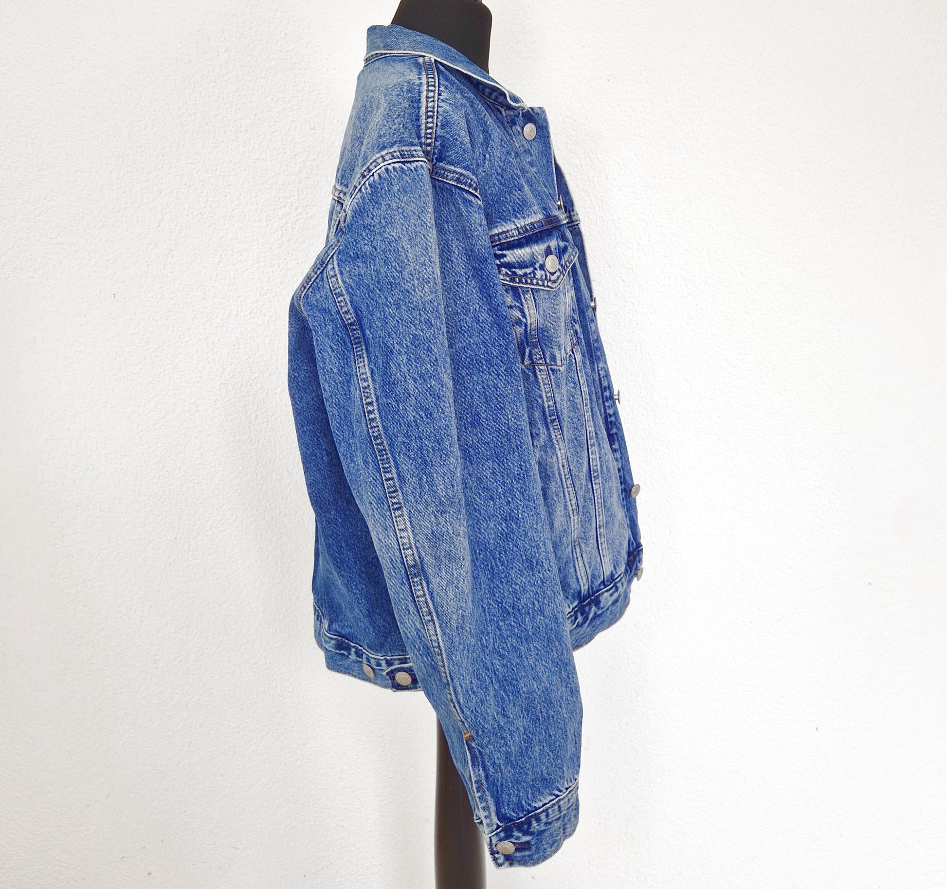 Einzigartige und nachhaltige Vintage Jeansjacke in blau von GAP. Side.