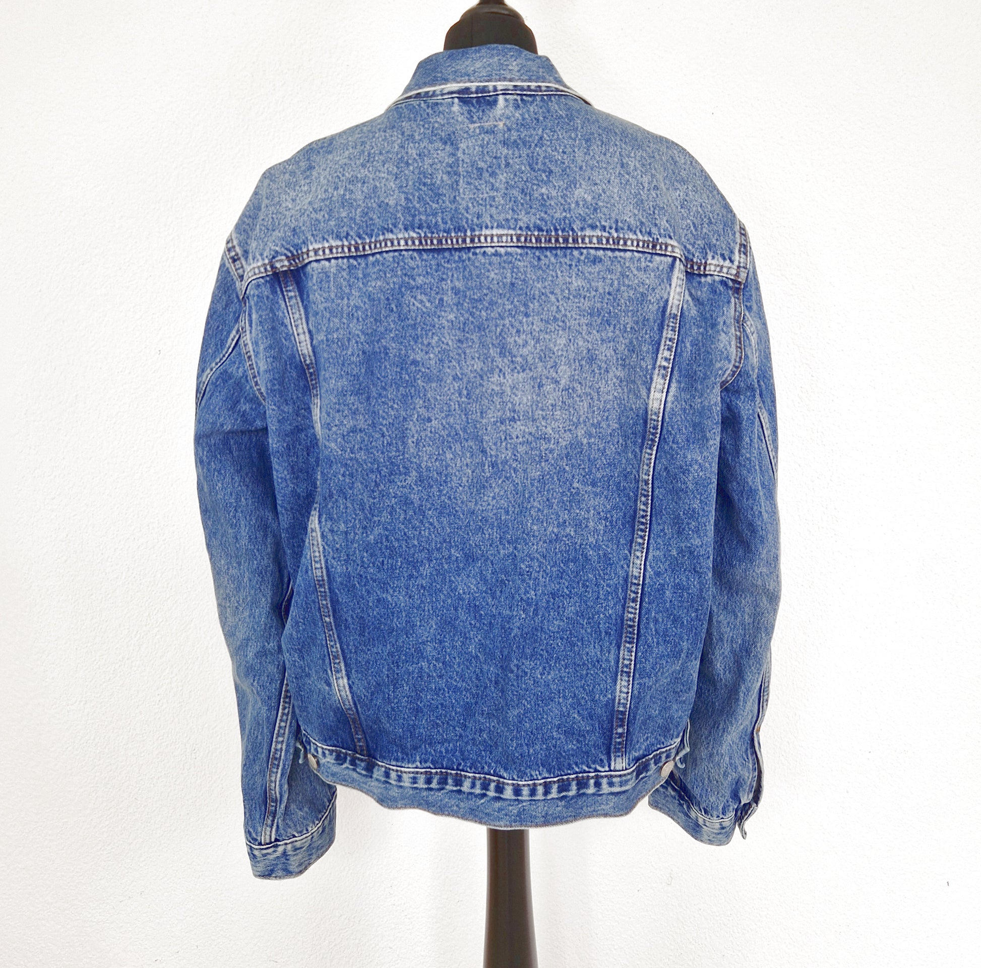 Einzigartige und nachhaltige Vintage Jeansjacke in blau von GAP. Back.