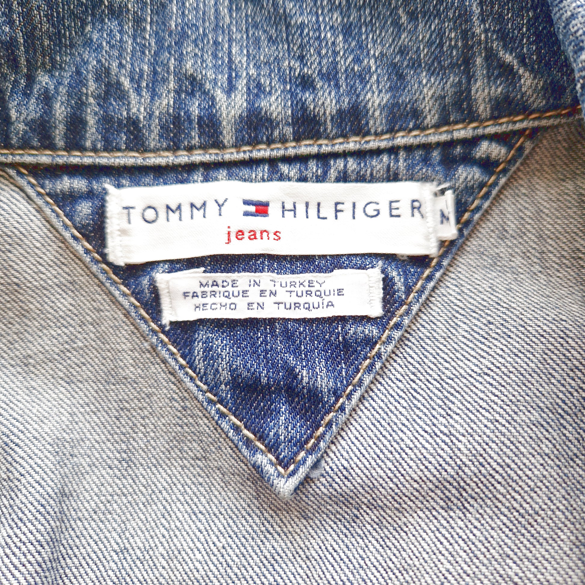 Einzigartige und nachhaltige Vintage Jeansjacke in blau von Tommy Hilfiger. Tag.