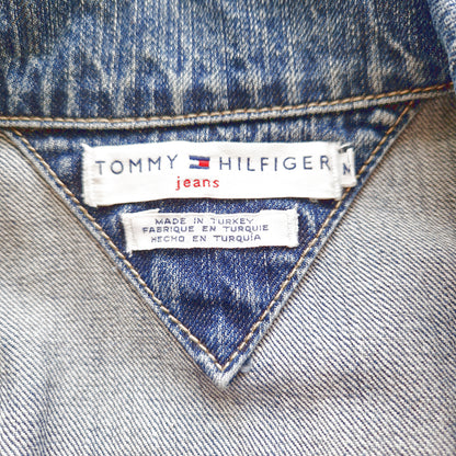 Einzigartige und nachhaltige Vintage Jeansjacke in blau von Tommy Hilfiger. Tag.