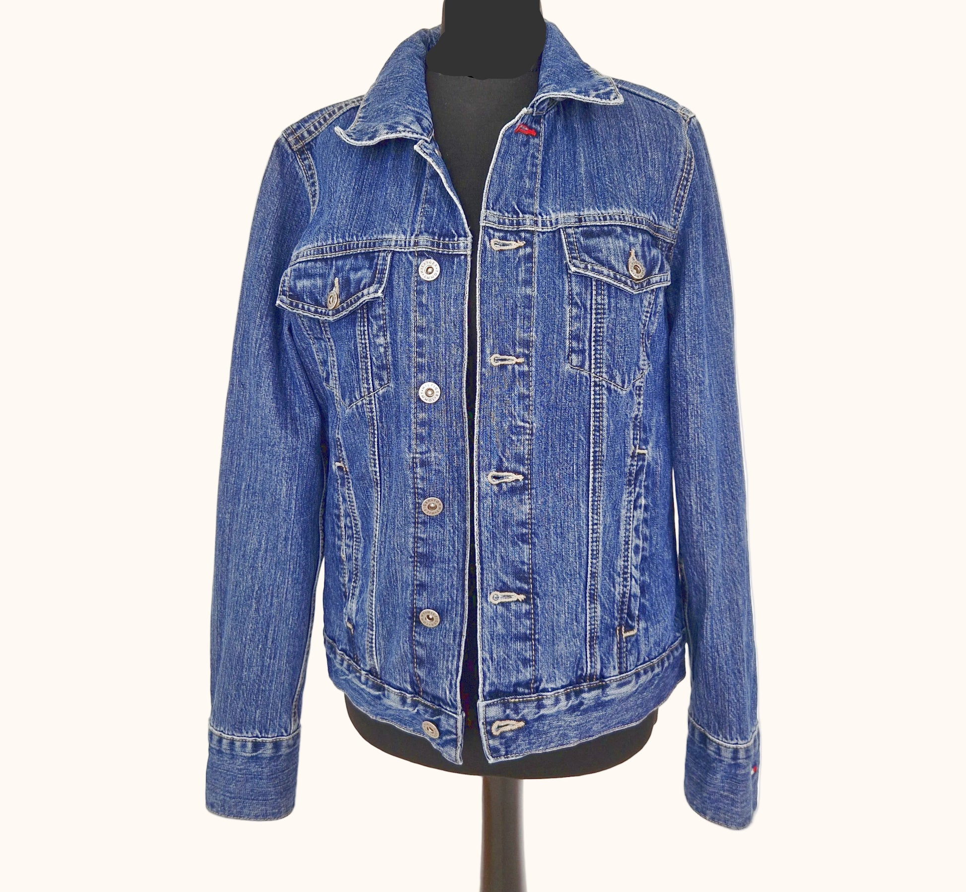 Einzigartige und nachhaltige Vintage Jeansjacke in blau von Tommy Hilfiger. Front.