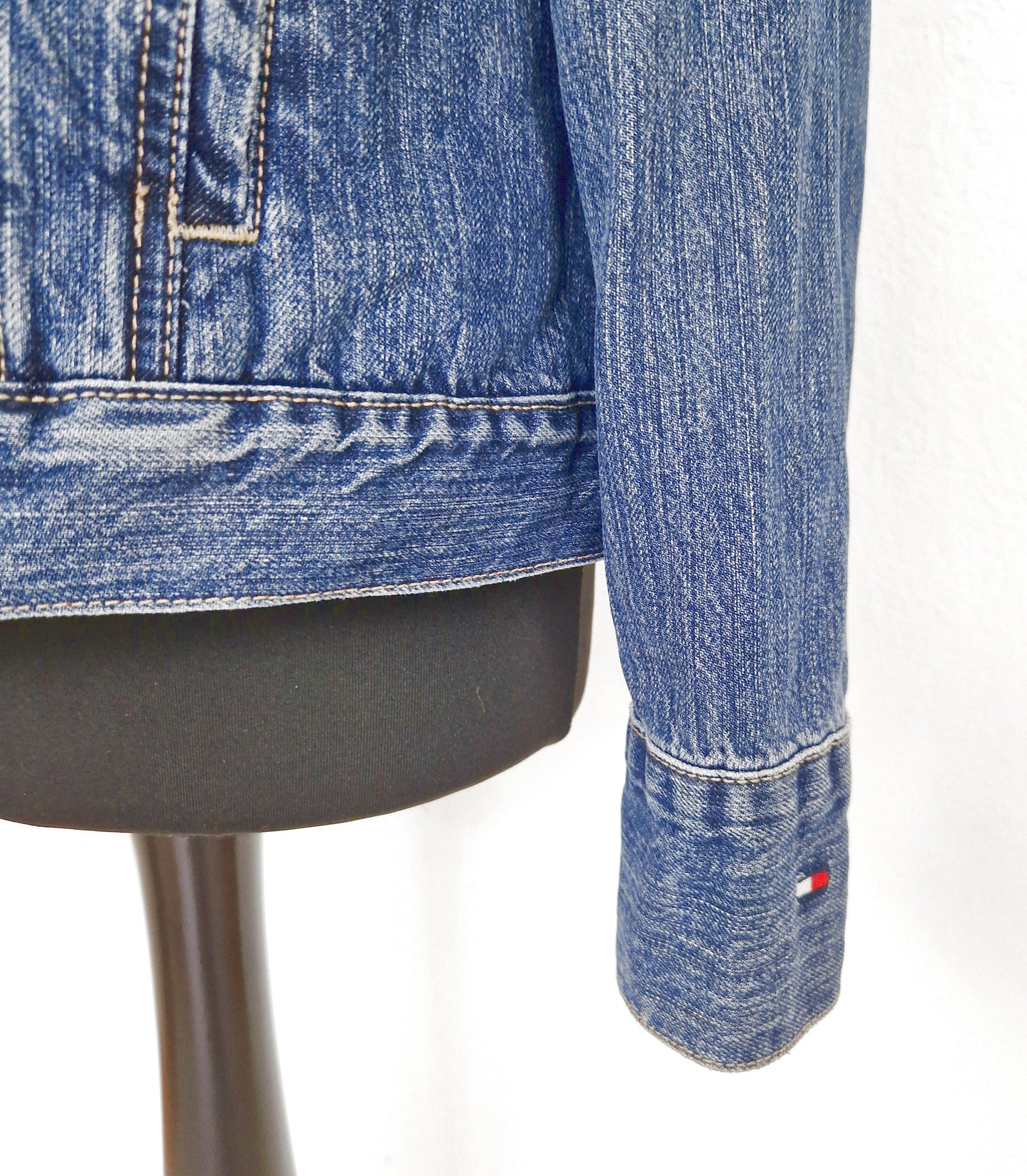 Einzigartige und nachhaltige Vintage Jeansjacke in blau von Tommy Hilfiger. Close-up 2.
