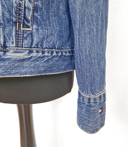Einzigartige und nachhaltige Vintage Jeansjacke in blau von Tommy Hilfiger. Close-up 2.