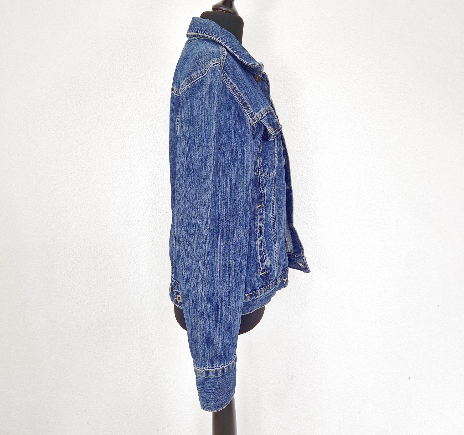 Einzigartige und nachhaltige Vintage Jeansjacke in blau von Tommy Hilfiger. Side.