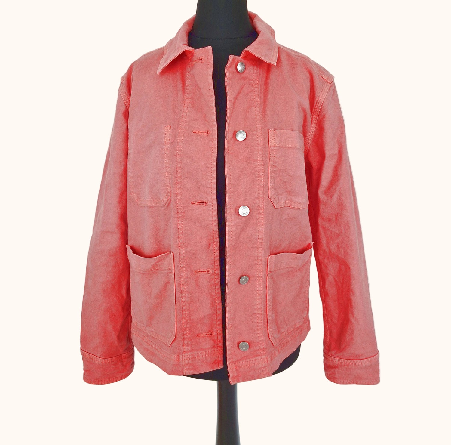 Einzigartige und nachhaltige Vintage Jeansjacke in koralle von GAP. Front.