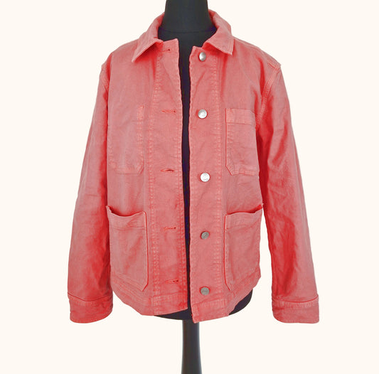 Einzigartige und nachhaltige Vintage Jeansjacke in koralle von GAP. Front.