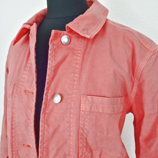 Einzigartige und nachhaltige Vintage Jeansjacke in koralle von GAP. Close-up.