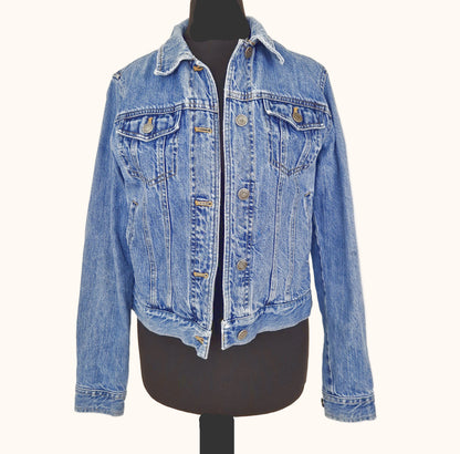 Einzigartige und nachhaltige Vintage Jeansjacke in blau von Ralph Lauren. Front.