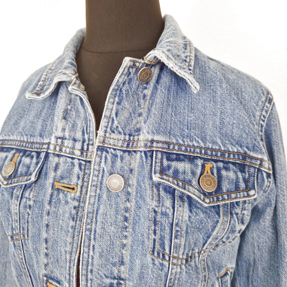 Einzigartige und nachhaltige Vintage Jeansjacke in blau von Ralph Lauren. Close-up.