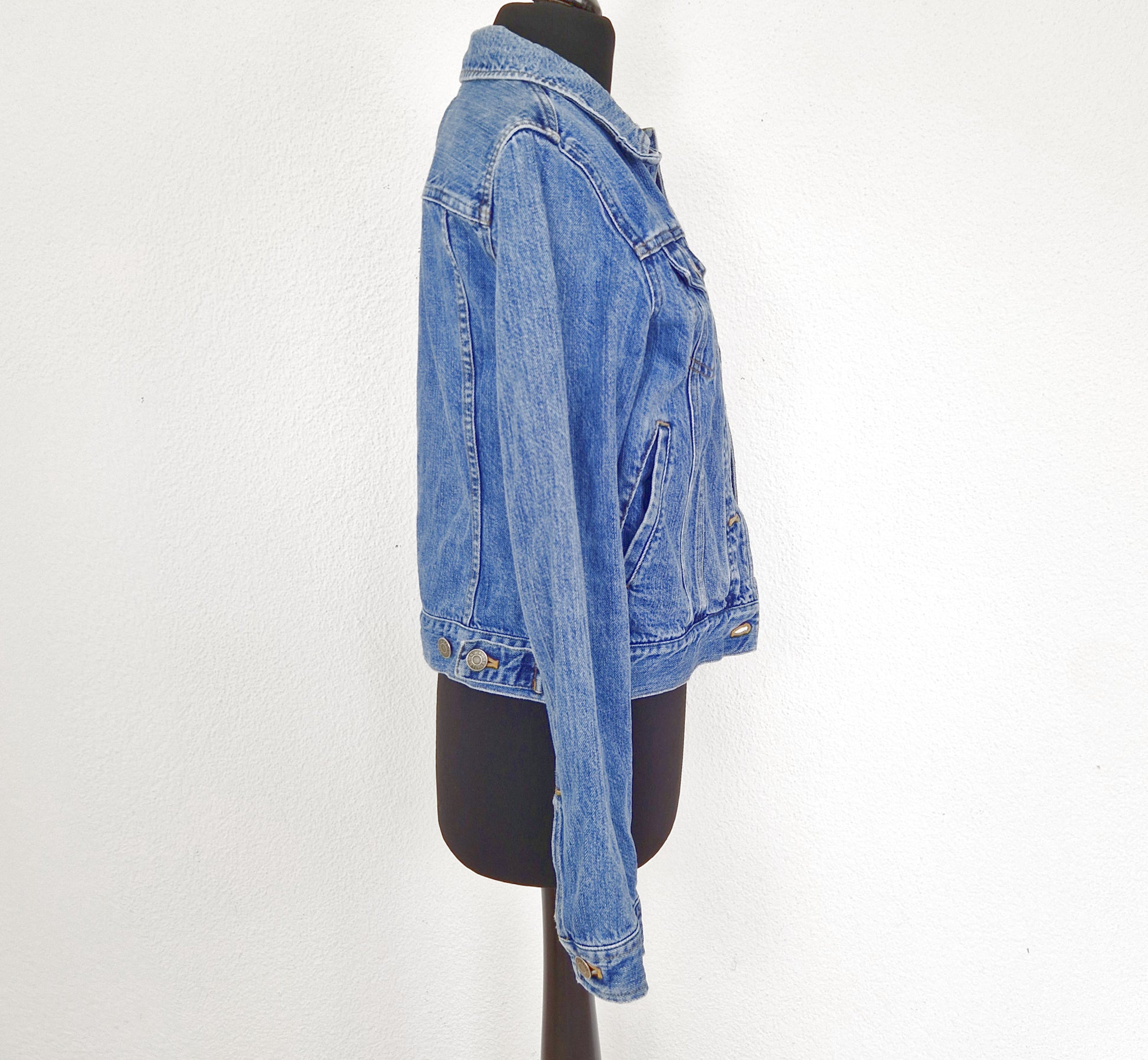 Einzigartige und nachhaltige Vintage Jeansjacke in blau von Ralph Lauren. Side.