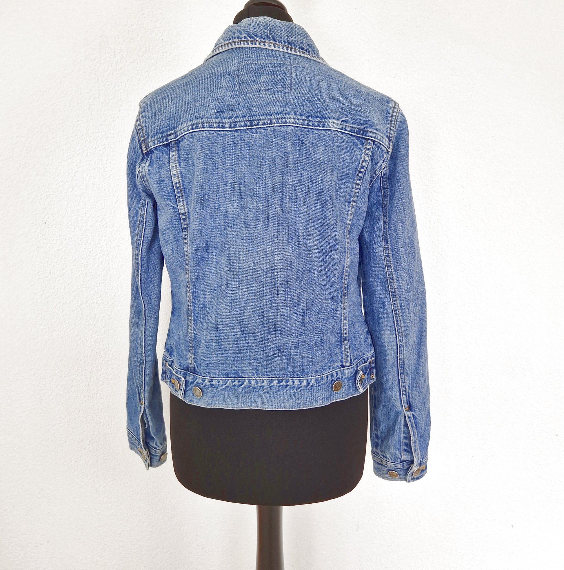 Einzigartige und nachhaltige Vintage Jeansjacke in blau von Ralph Lauren. Back.