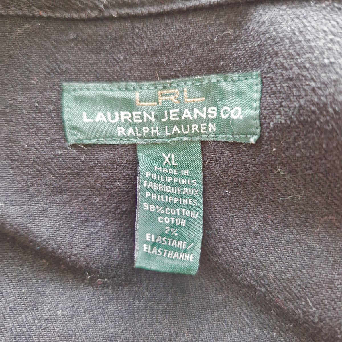 Einzigartige und nachhaltige Vintage Jeansjacke in schwarz im Bikerstil. Tag.