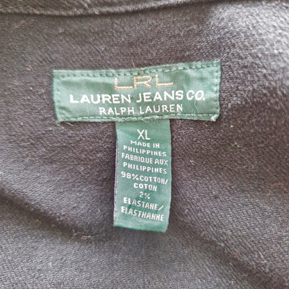 Einzigartige und nachhaltige Vintage Jeansjacke in schwarz im Bikerstil. Tag.
