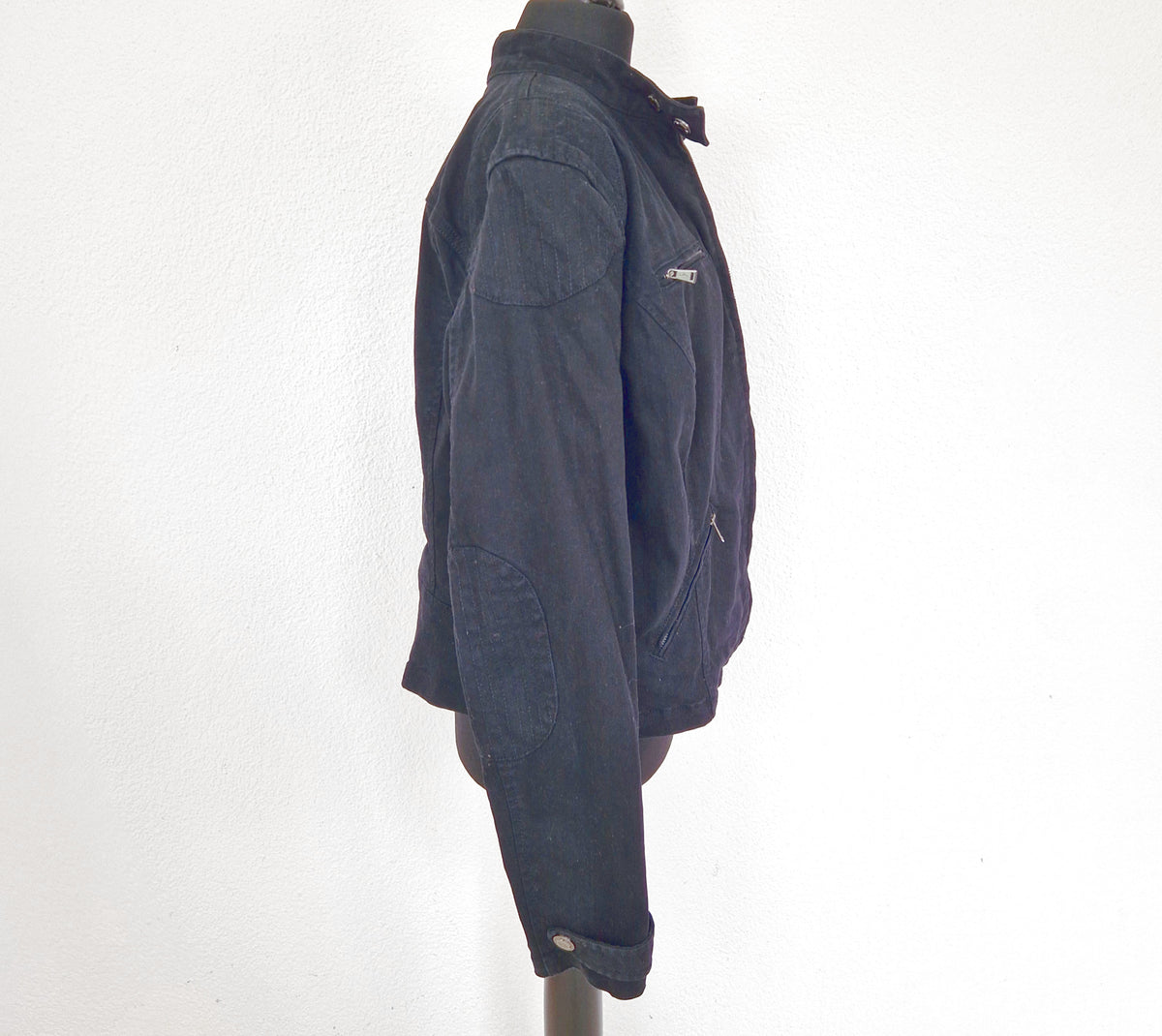 Einzigartige und nachhaltige Vintage Jeansjacke in schwarz im Bikerstil. Side.