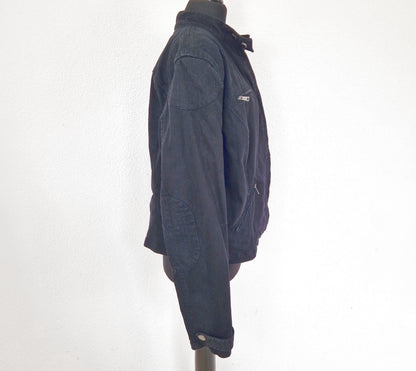 Einzigartige und nachhaltige Vintage Jeansjacke in schwarz im Bikerstil. Side.