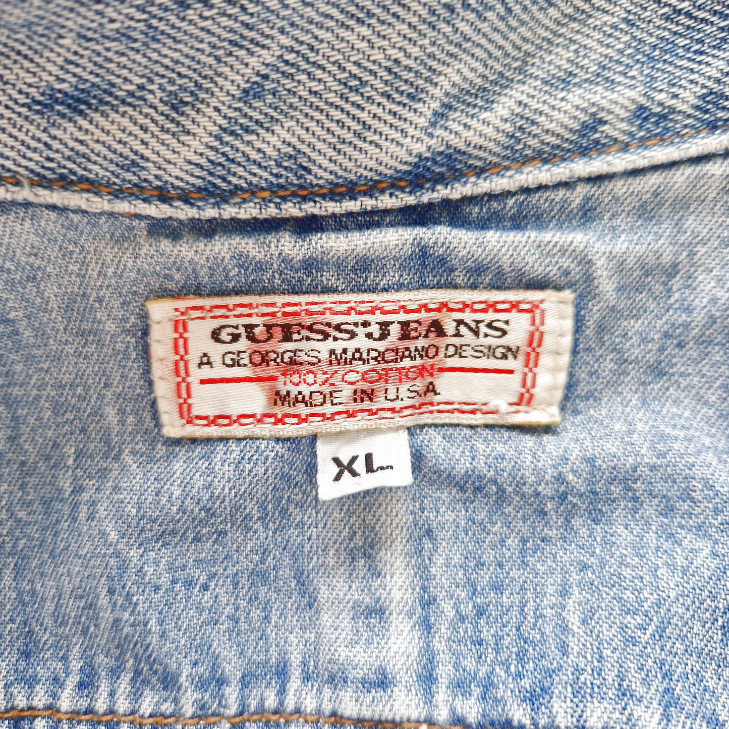 Einzigartige und nachhaltige Vintage Jeansjacke in blau von Guess mit Harley-Davidson Logo. Tag.