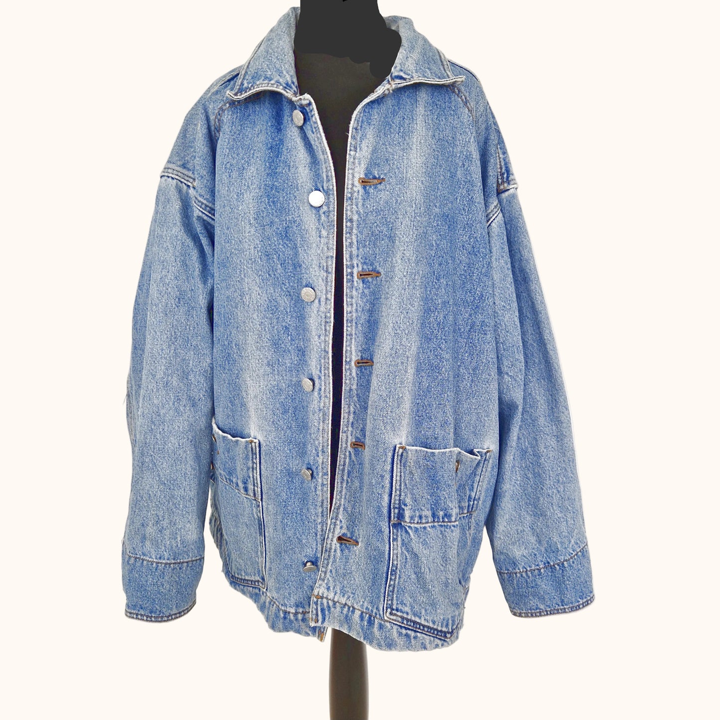 Einzigartige und nachhaltige Vintage Jeansjacke in blau von Guess mit Harley-Davidson Logo. Front.