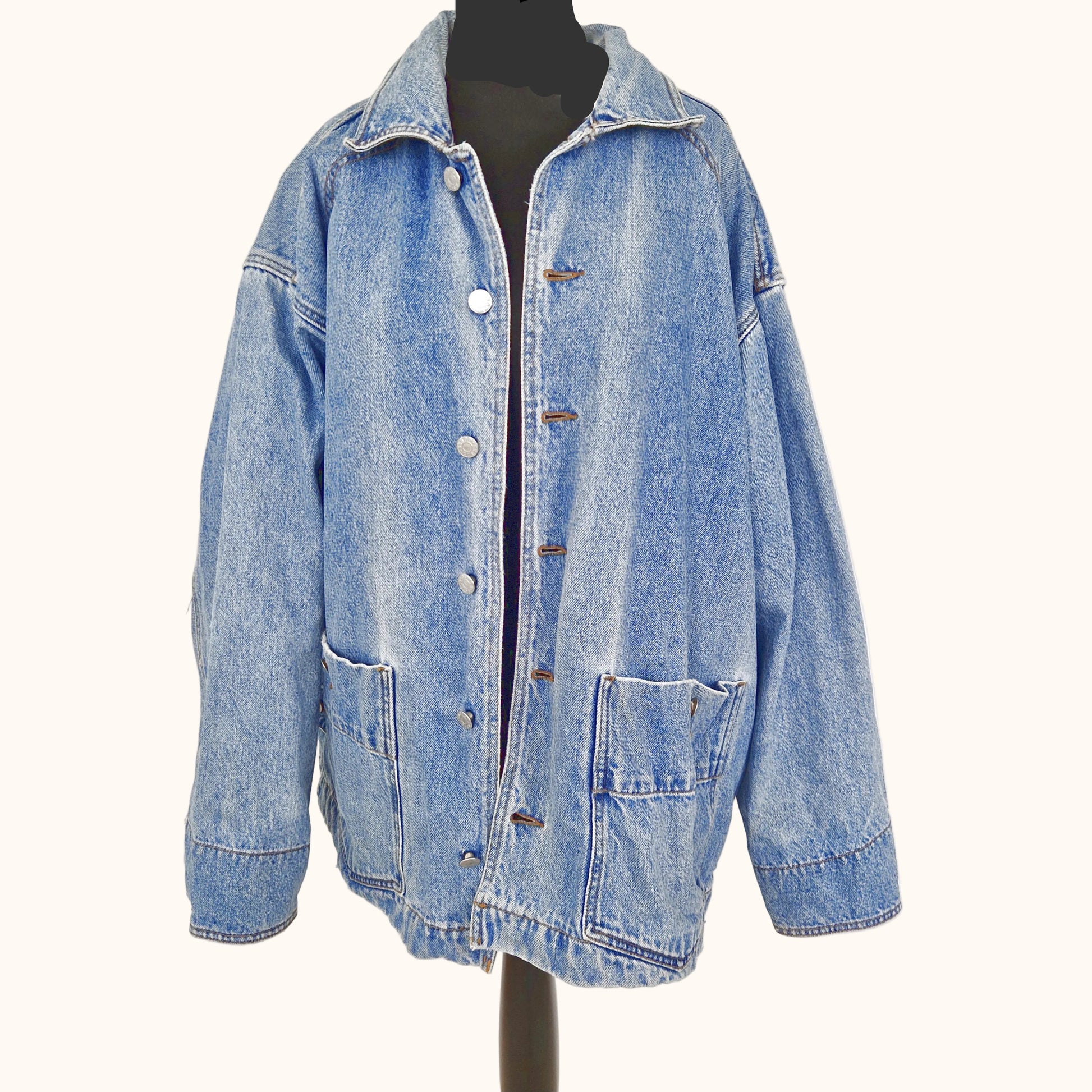 Einzigartige und nachhaltige Vintage Jeansjacke in blau von Guess mit Harley-Davidson Logo. Front.