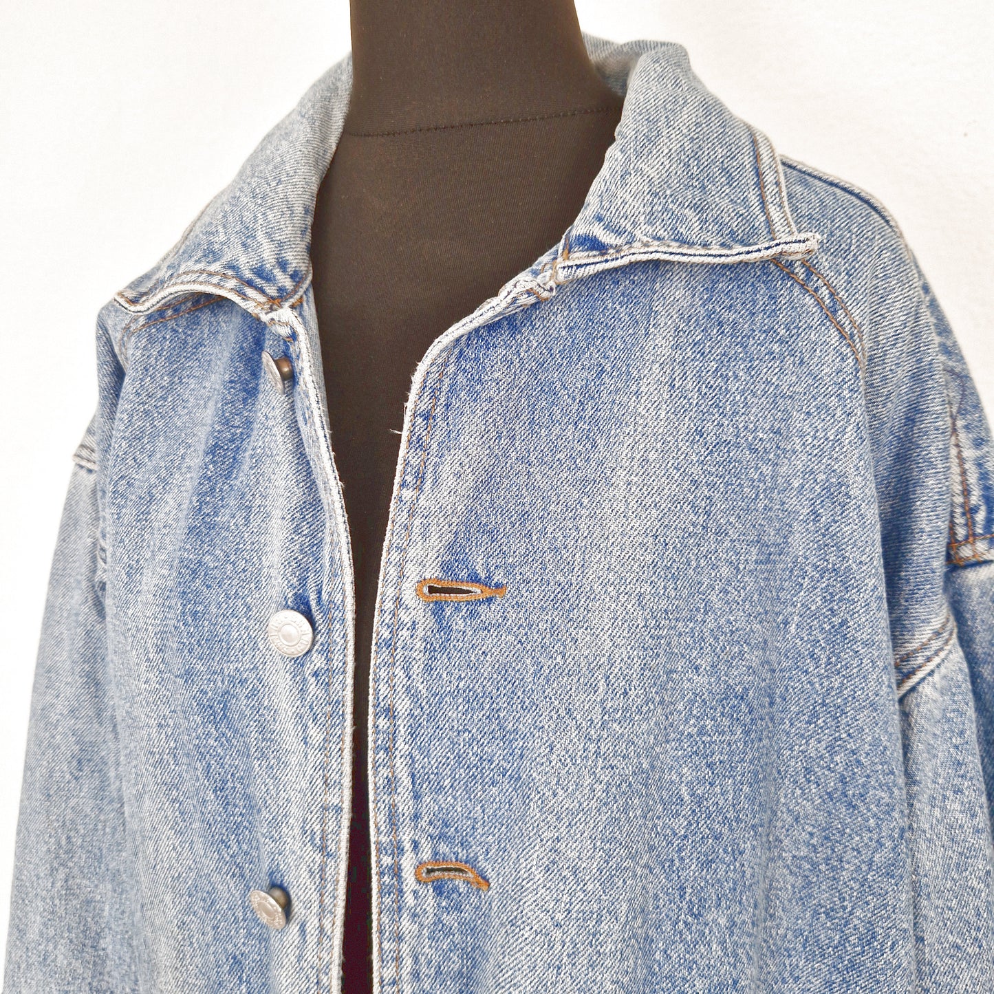 Einzigartige und nachhaltige Vintage Jeansjacke in blau von Guess mit Harley-Davidson Logo. Close-up.
