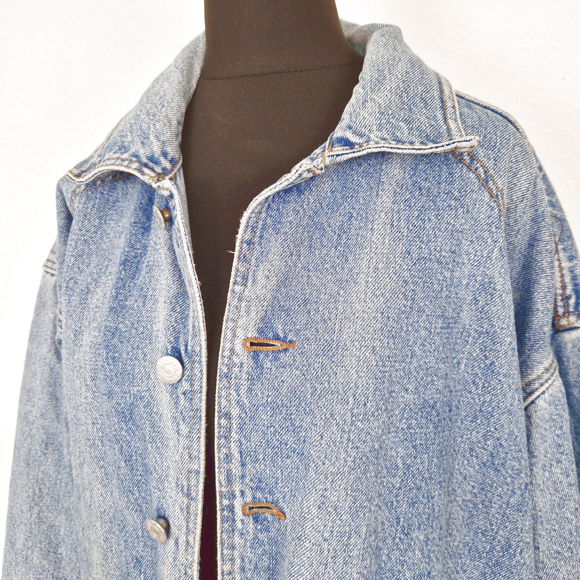 Einzigartige und nachhaltige Vintage Jeansjacke in blau von Guess mit Harley-Davidson Logo. Close-up.