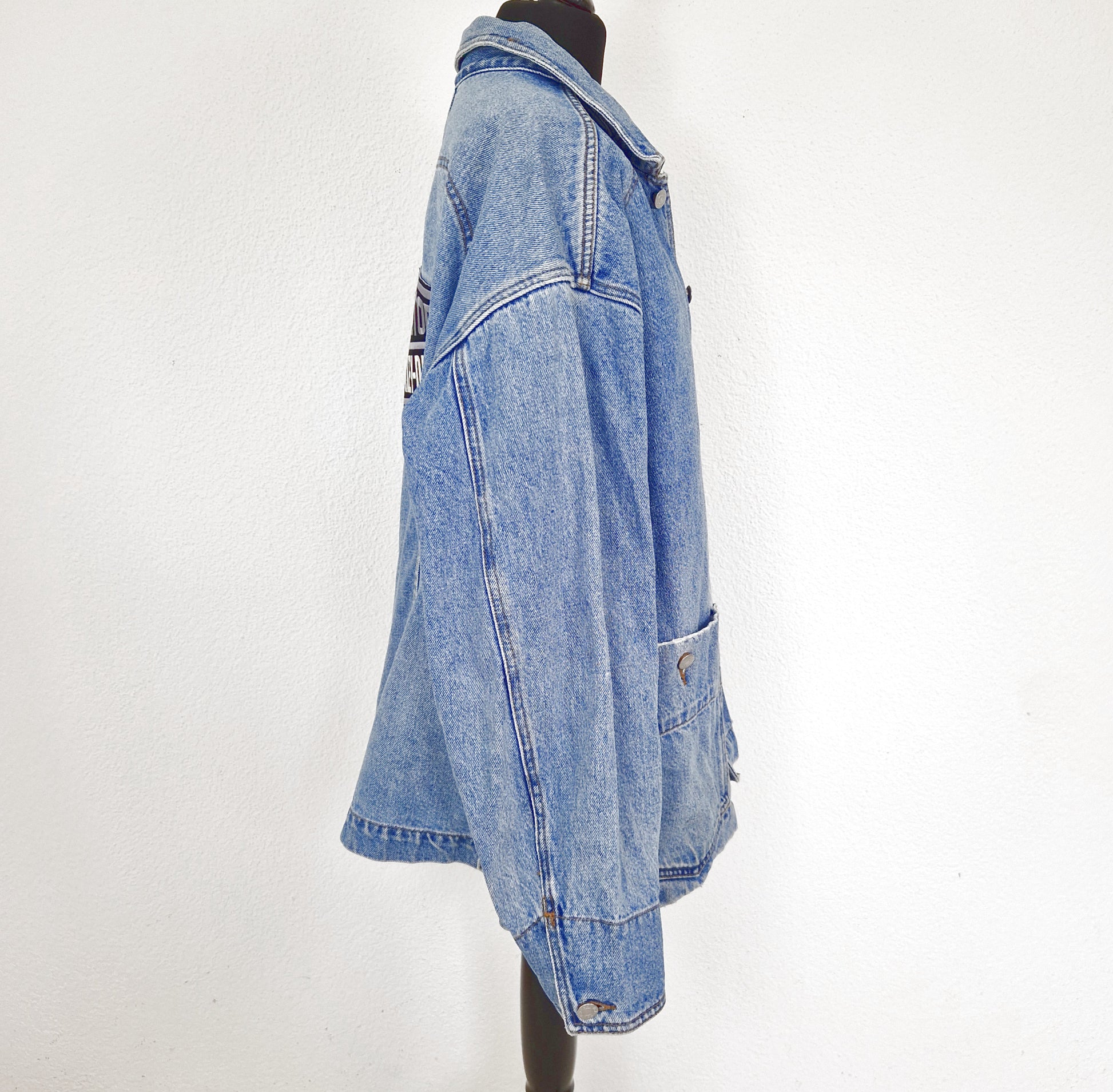 Einzigartige und nachhaltige Vintage Jeansjacke in blau von Guess mit Harley-Davidson Logo. Side.