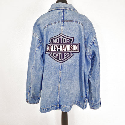 Einzigartige und nachhaltige Vintage Jeansjacke in blau von Guess mit Harley-Davidson Logo. Back.