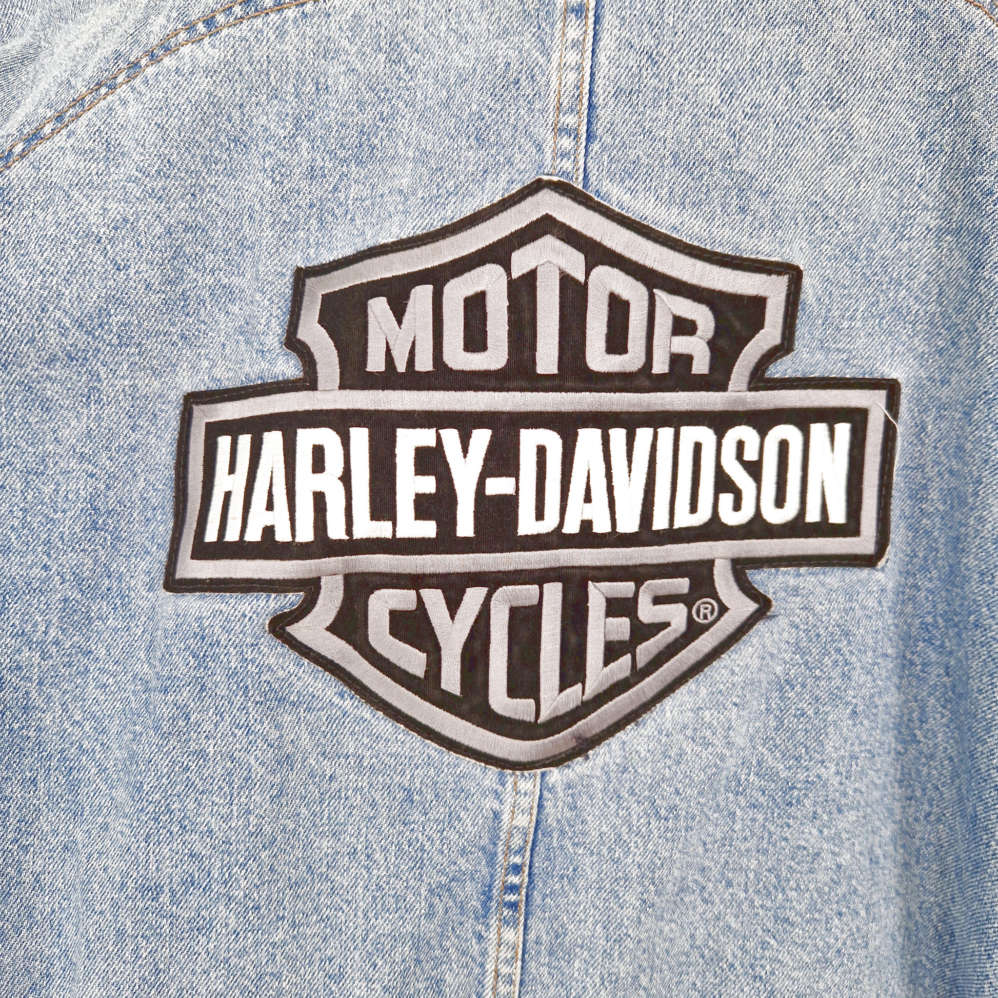 Einzigartige und nachhaltige Vintage Jeansjacke in blau von Guess mit Harley-Davidson Logo. Close-up 2.