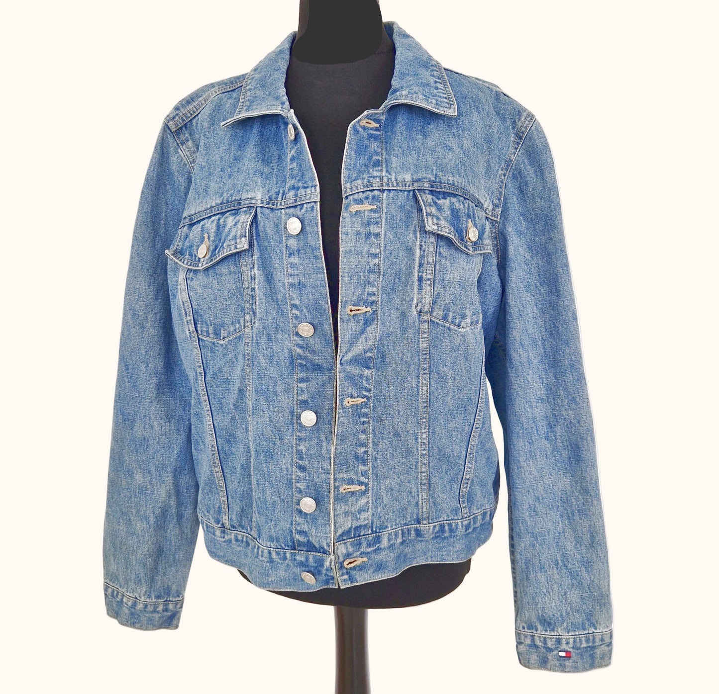 Einzigartige und nachhaltige Vintage Jeansjacke in blau von Tommy Hilfiger mit USA Fahne. Front.