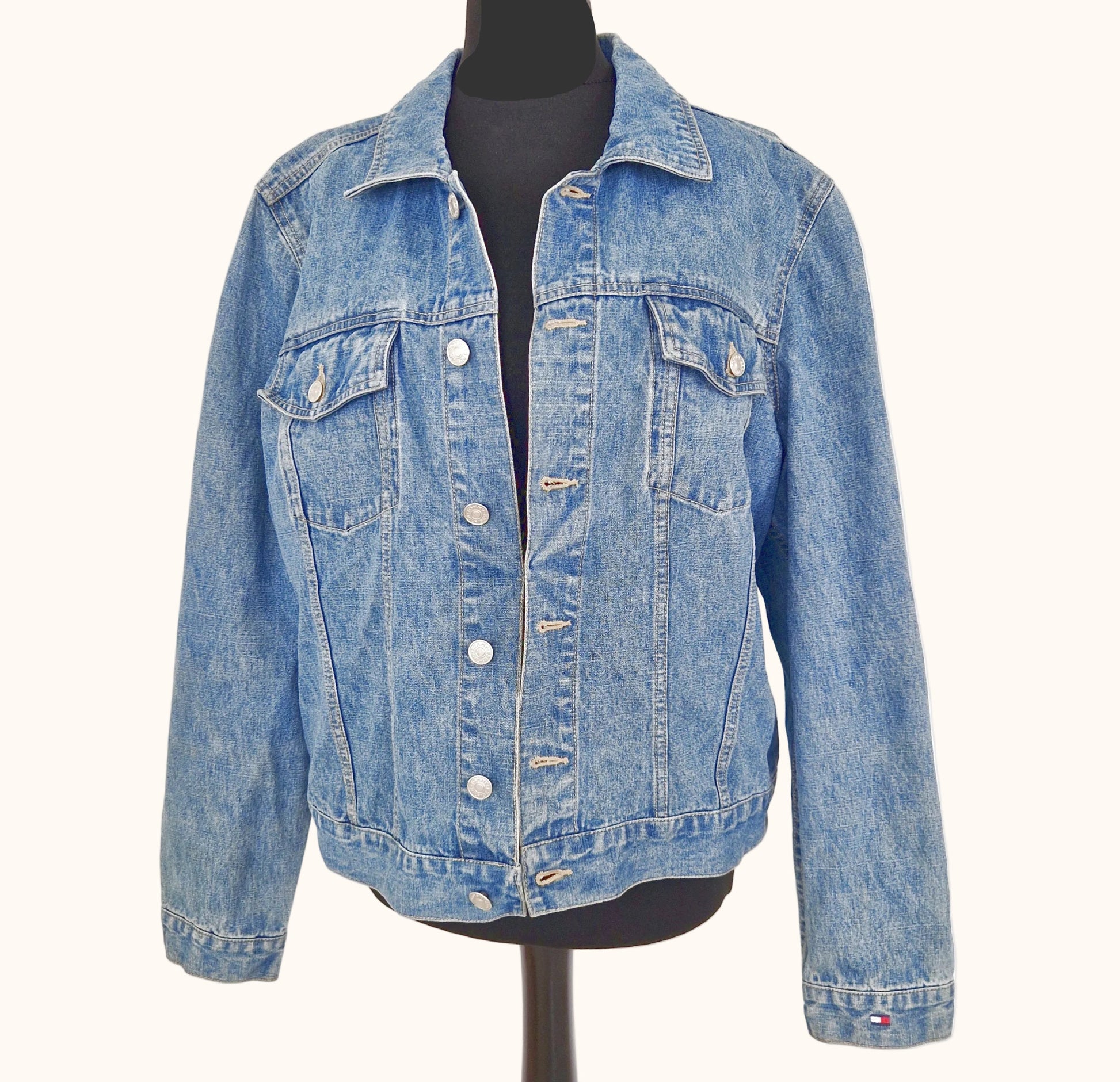 Einzigartige und nachhaltige Vintage Jeansjacke in blau von Tommy Hilfiger mit USA Fahne. Front.