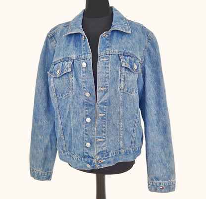 Einzigartige und nachhaltige Vintage Jeansjacke in blau von Tommy Hilfiger mit USA Fahne. Front.