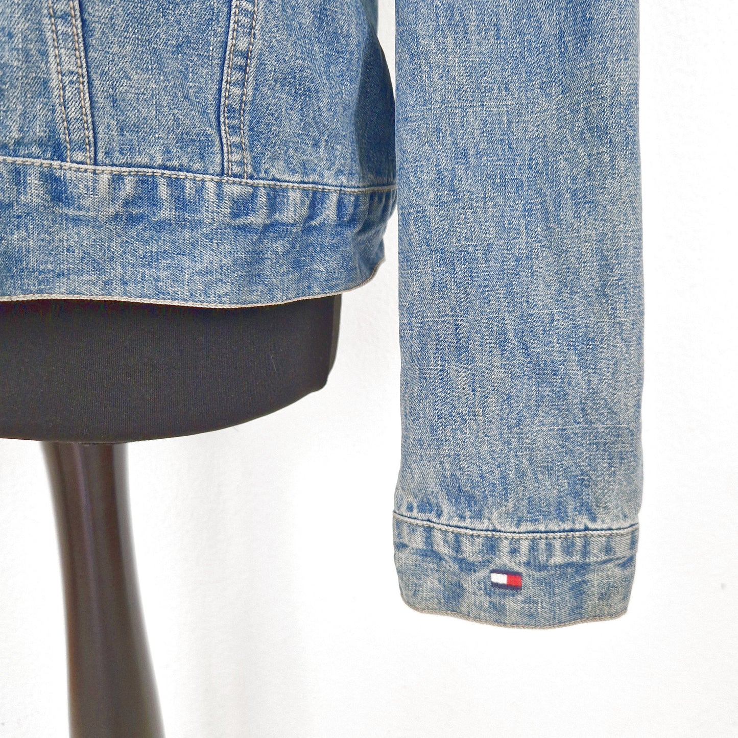 Einzigartige und nachhaltige Vintage Jeansjacke in blau von Tommy Hilfiger mit USA Fahne. Close-up 2.