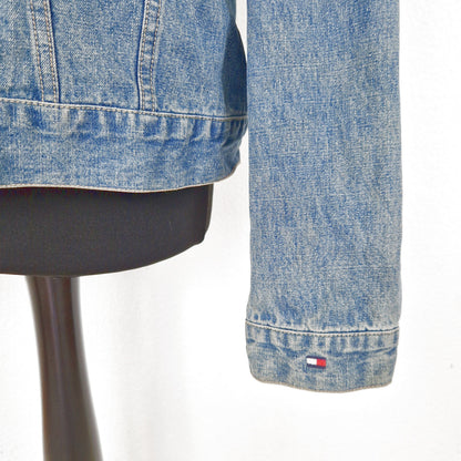 Einzigartige und nachhaltige Vintage Jeansjacke in blau von Tommy Hilfiger mit USA Fahne. Close-up 2.