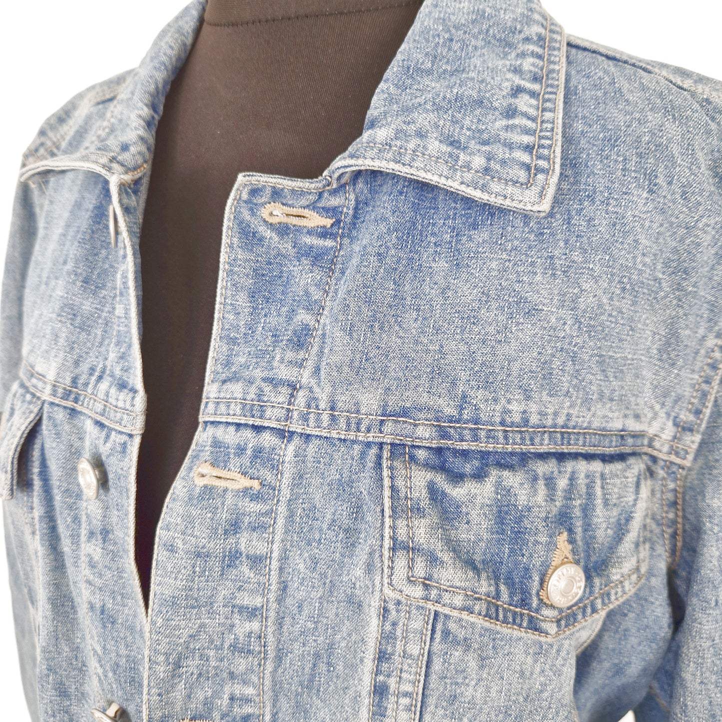 Einzigartige und nachhaltige Vintage Jeansjacke in blau von Tommy Hilfiger mit USA Fahne. Close-up.