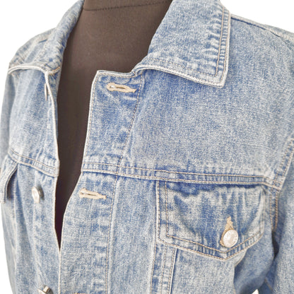 Einzigartige und nachhaltige Vintage Jeansjacke in blau von Tommy Hilfiger mit USA Fahne. Close-up.