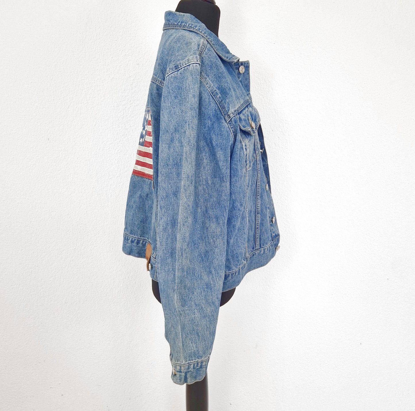 Einzigartige und nachhaltige Vintage Jeansjacke in blau von Tommy Hilfiger mit USA Fahne. Side.