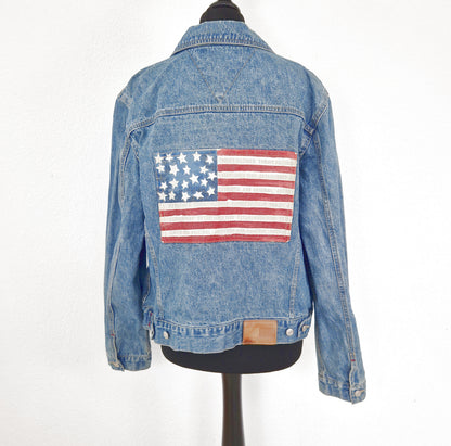 Einzigartige und nachhaltige Vintage Jeansjacke in blau von Tommy Hilfiger mit USA Fahne. Back.