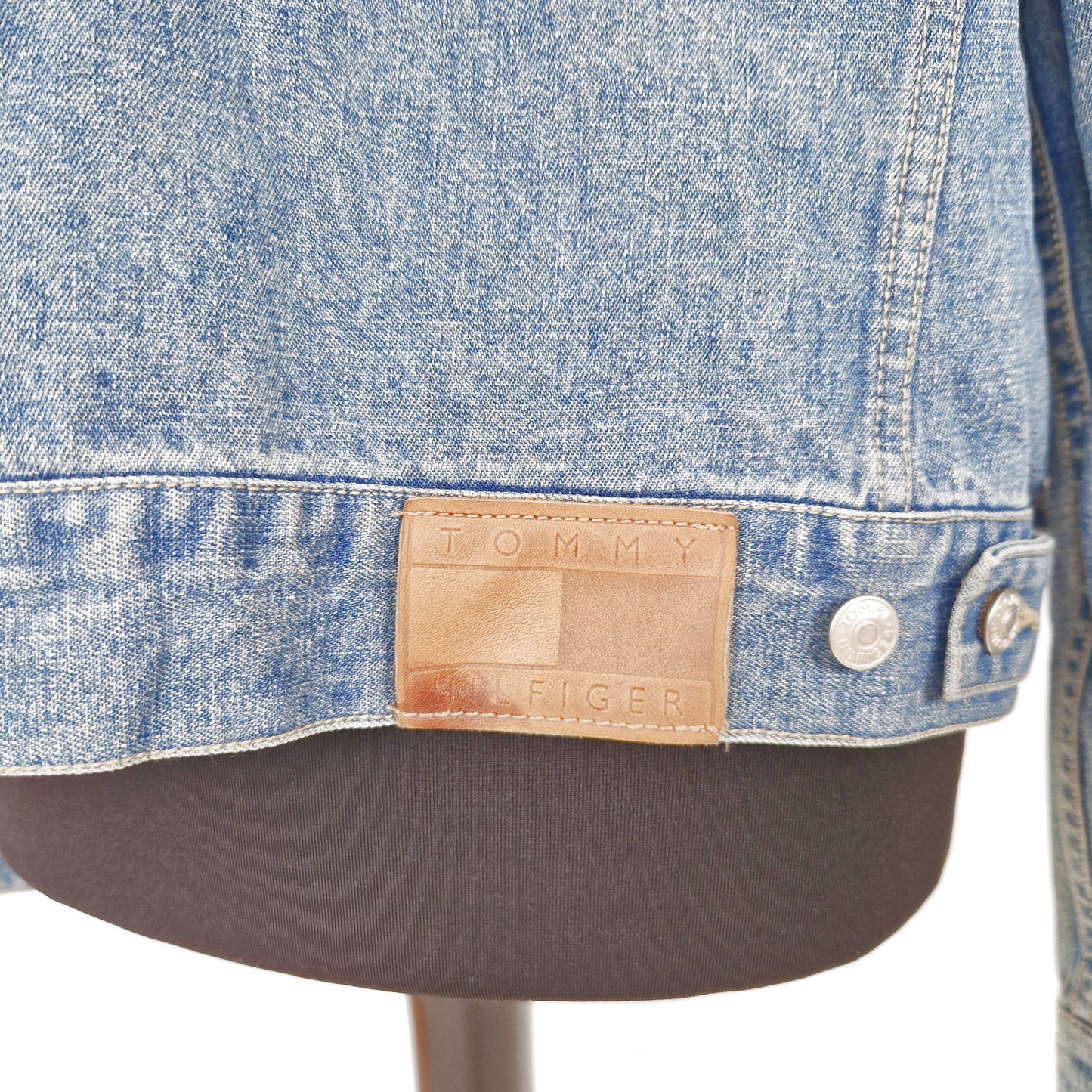 Einzigartige und nachhaltige Vintage Jeansjacke in blau von Tommy Hilfiger mit USA Fahne. Close-up 3.