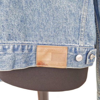 Einzigartige und nachhaltige Vintage Jeansjacke in blau von Tommy Hilfiger mit USA Fahne. Close-up 3.