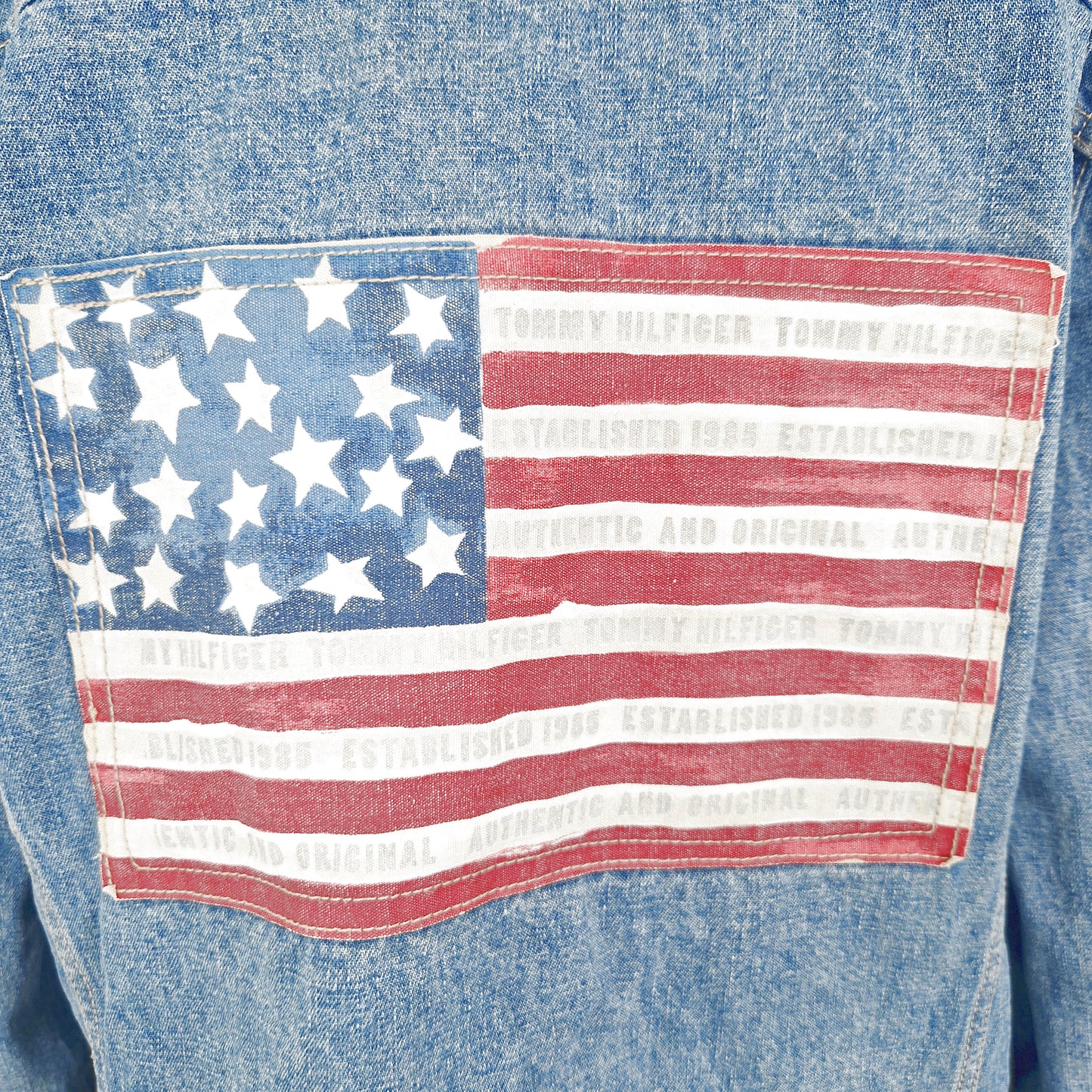 Einzigartige und nachhaltige Vintage Jeansjacke in blau von Tommy Hilfiger mit USA Fahne. Close-up 4.