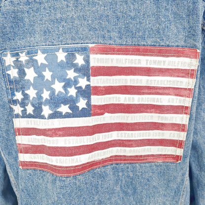 Einzigartige und nachhaltige Vintage Jeansjacke in blau von Tommy Hilfiger mit USA Fahne. Close-up 4.
